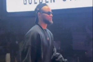 大战在即很松弛库里赛前入场穿搭 鸭舌帽反戴&amp;墨镜上阵