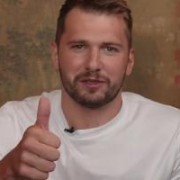 东契奇用中文欢迎杨瀚森加入NBA愿意把手机号给小杨加好友