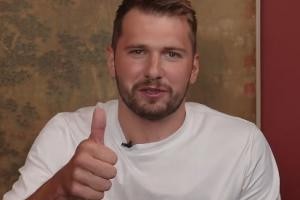 东契奇用中文欢迎杨瀚森加入NBA愿意把手机号给小杨加好友